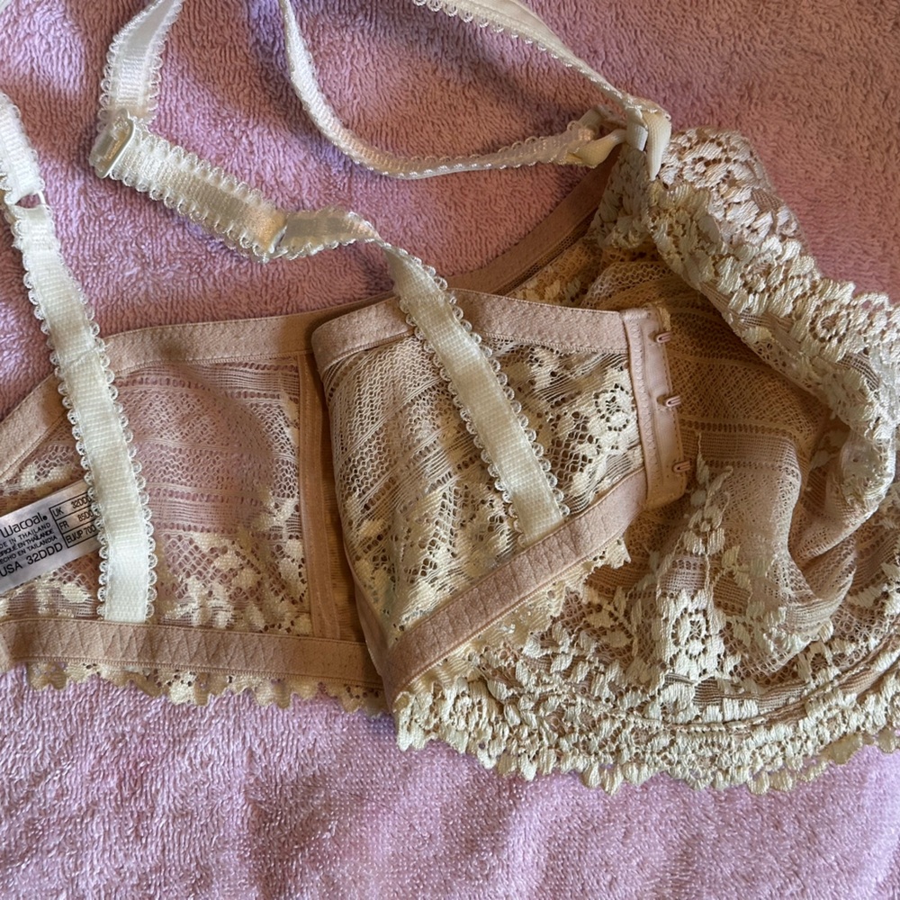 Wacoal Cream Lace Underwire Bra with Scalloped Edges - Picture 9 of 10